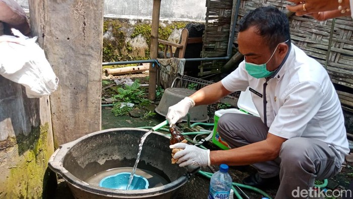 Petugas mengambil sampel air sumur keluarga yang keracunan di Jombang