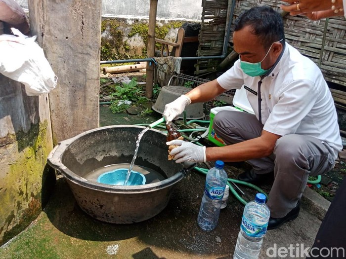 Petugas mengambil sampel air sumur keluarga yang keracunan di Jombang