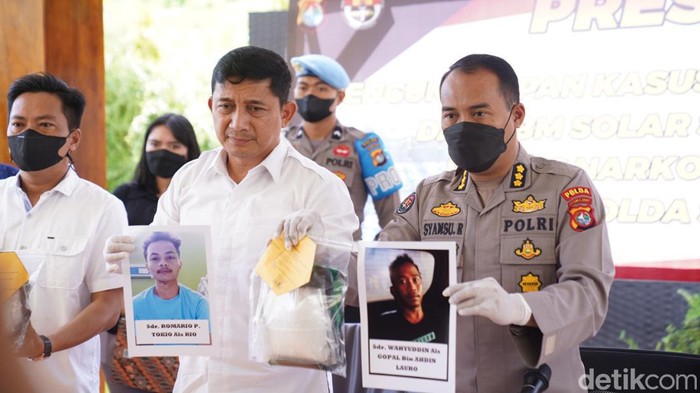 Polisi melakukan jumpa pers terkait kasus 5 kilogram sabu di Majene, Sulbar (detikcom/Abdy Febriady)