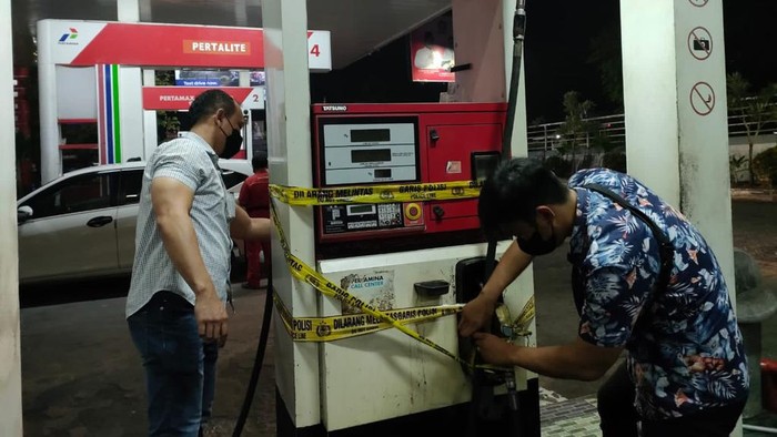 Polisi menangkap 2 pria di Sulut yang menimbun solar subsidi sebanyak 3.000 liter memakai truk dengan tangki modifikasi.
