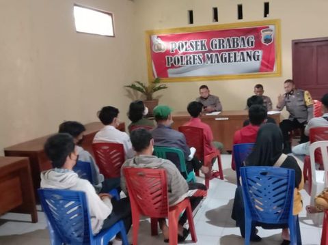 Polsek Grabag, Kabupaten Magelang, saat melakukan pembinaan remaja yang terlibat tawur sarung.