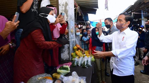 Presiden Joko Widodo (Jokowi) memberikan sejumlah bantuan sosial (bansos) di Pasar Harjamukti, Kota Cirebon, Rabu, 13 April 2022. (Foto: Muchlis Jr - Biro Pers Sekretariat Presiden)