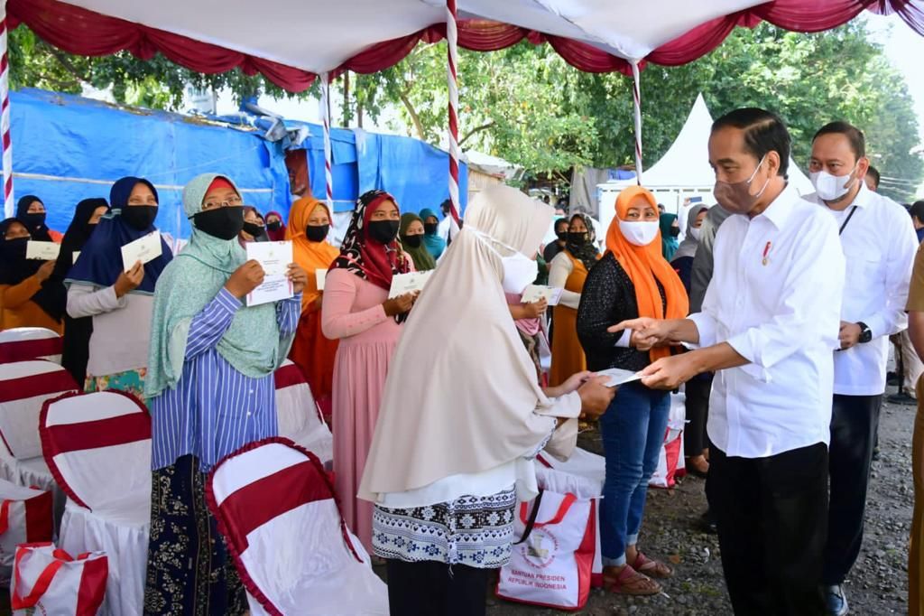 Presiden Joko Widodo (Jokowi) memberikan sejumlah bantuan sosial (bansos) di Pasar Harjamukti, Kota Cirebon, Rabu, 13 April 2022. (Foto: Muchlis Jr - Biro Pers Sekretariat Presiden)