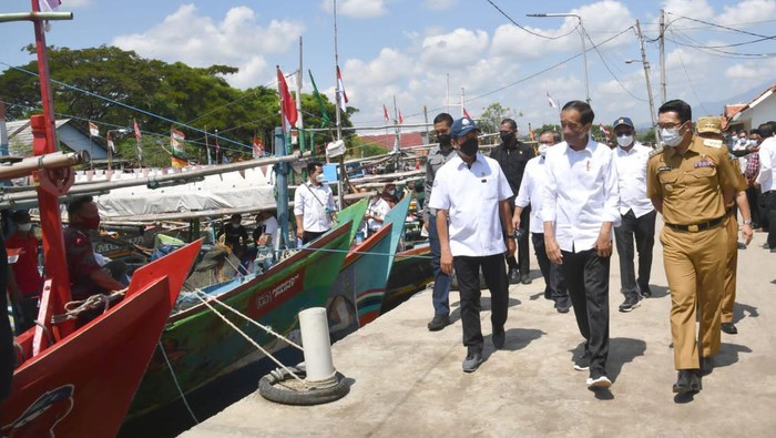 Presiden Jokowi dan rombongan saat meninjau nelayan di Cirebon.