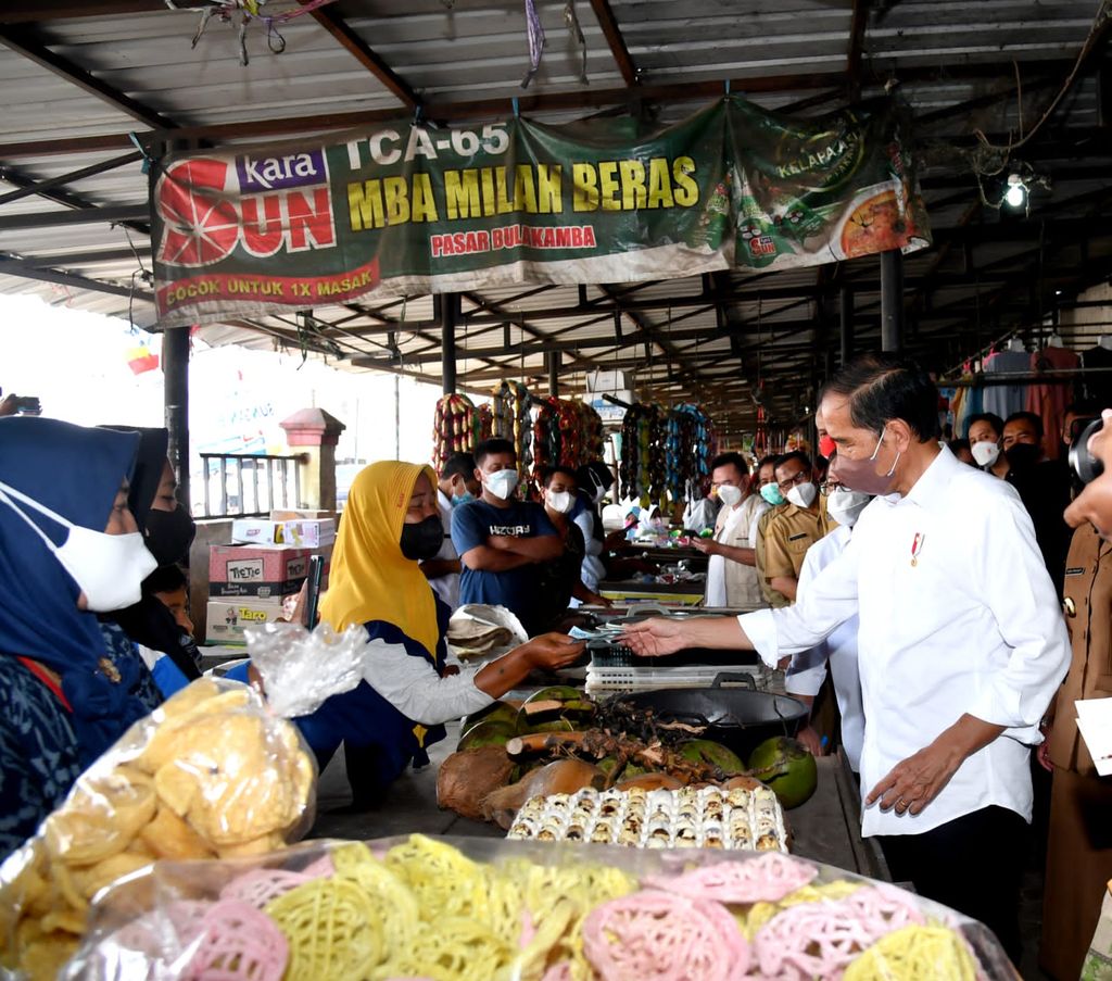Presiden Jokowi memberikan bantuan sosial di Pasar Bulakamba, Brebes Presiden Jokowi memberikan bantuan sosial di Pasar Bulakamba, Brebes, Provinsi Jawa Tengah, Rabu, 13 April 2022. (Foto: Rusman- Biro Pers Sekretariat Presiden)