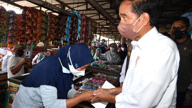 Presiden Jokowi memberikan bantuan sosial di Pasar Bulakamba, Brebes, Provinsi Jawa Tengah, Rabu, 13 April 2022. (Foto: Rusman- Biro Pers Sekretariat Presiden)
