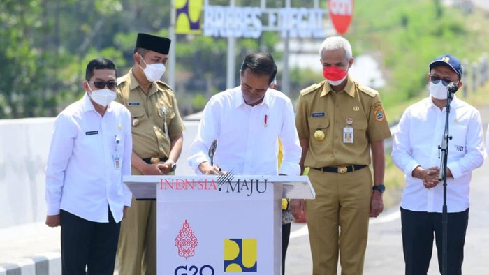 Presiden Jokowi meresmikan jalan lingkar utara (jalingkut) Brebes-Tegal, Rabu (13/4/2022).