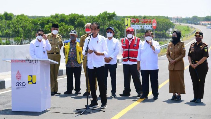 Presiden Jokowi meresmikan jalan lingkar utara (jalingkut) Brebes-Tegal, Rabu (13/4/2022).