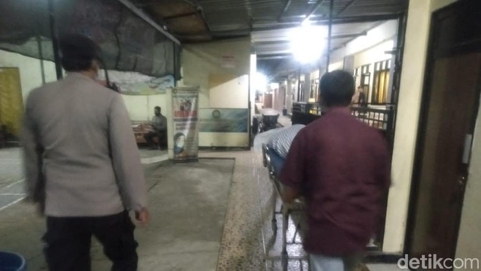 Pria bunuh istri di Bojonegoro diduga karena cemburu mantan istrinya itu mau meninkah lagi.