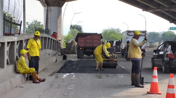 Proses Pengaspalan Jalan di Jakut