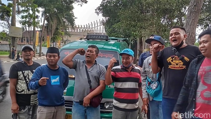 Puluhan sopir angkot protes dengan keberadaan Trans Metro Pasundan