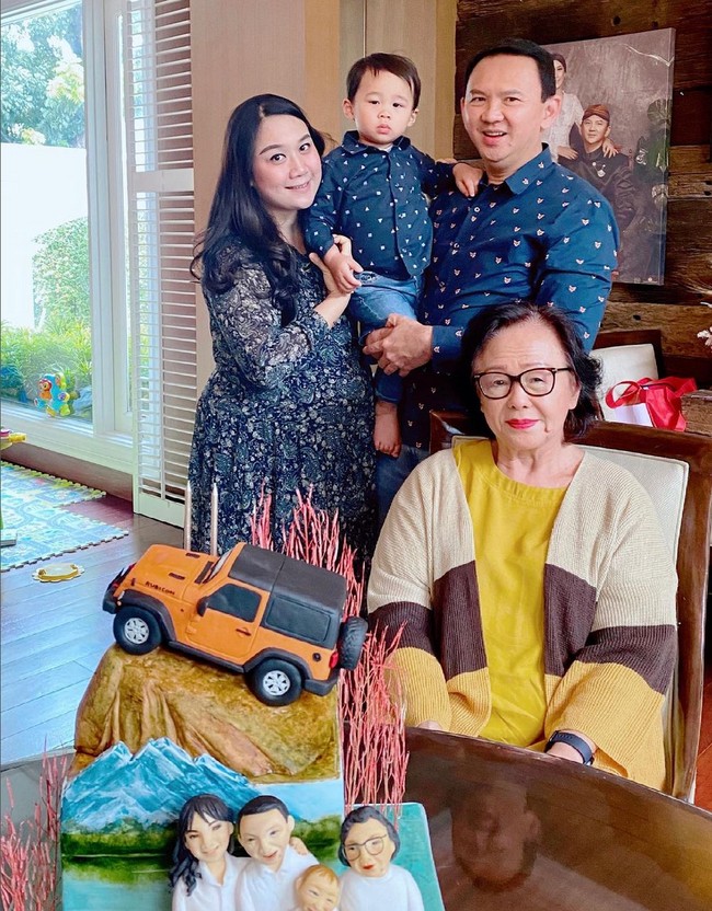 Puput Nastiti Devi mengalami kenaikan berat badan setelah melahirkan anak keduanya, Sarah Eliana Purnama. Ia pun mengikuti program untuk menurunkan bobotnya. Foto: Instagram/@btpnd