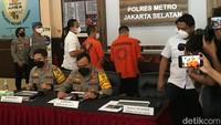 Putra Siregar dan Rico Valentino ditangkap dengan dugaan pengeroyokan pria bernama Nuralamsyah pada awal Maret 2022. Foto: Hanif/detikHOT