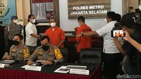 Putra Siregar yang memakai baju tahanan sempat dihadapkan ke wartawan sebelum jumpa pers dimulai. Foto: Hanif/detikHOT