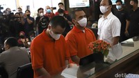 Terlihat Rico Valentino terus tertunduk. Sedangkan Putra Siregar memperlihatkan pandangannya ke depan. Foto: Palevi/detikHOT