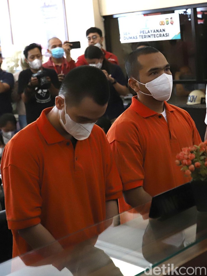 Putra Siregar Putra Siregar dan Rico Valentino dalam rilis Polres Jakarta Selatan.