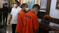Polres Jakarta Selatan menggelar rilis kasus bos PS Store Putra Siregar dan Rico Valentino, Rabu (15/4/2022). Foto: Palevi/detikHOT