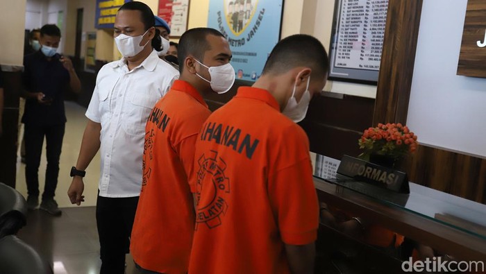 Putra Siregar dan Rico Valentino dalam rilis Polres Jakarta Selatan.