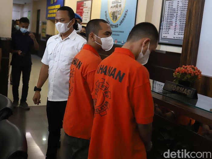 Putra Siregar Putra Siregar dan Rico Valentino dalam rilis Polres Jakarta Selatan.