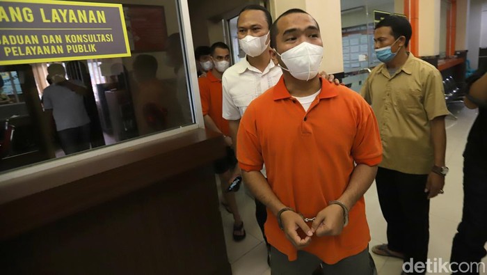 Putra Siregar dan Rico Valentino ditampilkan dalam rilis di Polres Jakarta Selatan.