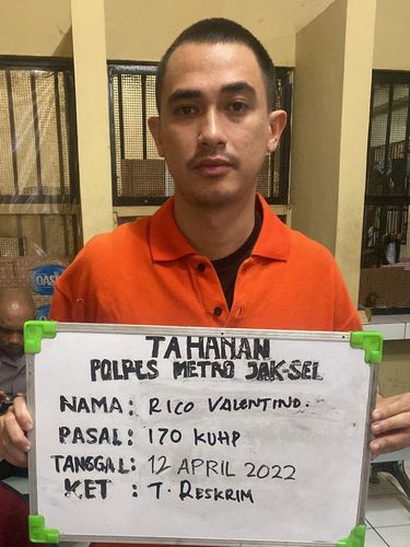 Putra Siregar dan Rico Valentino berbaju tahanan usai ditetapkan tersangka atas kasus pengeroyokan.