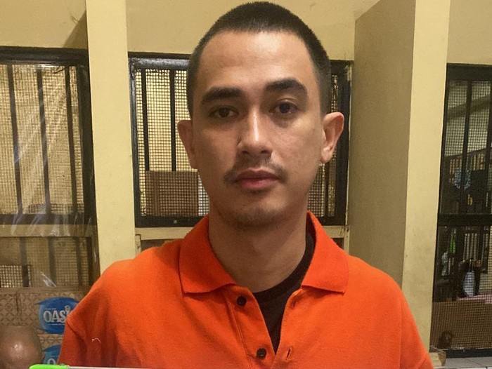 Putra Siregar dan Rico Valentino berbaju tahanan usai ditetapkan tersangka atas kasus pengeroyokan.