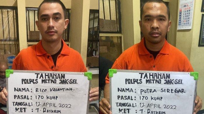 Putra Siregar dan Rico Valentino berbaju tahanan usai ditetapkan tersangka atas kasus pengeroyokan.