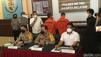 Putra Siregar dan Rico Valentino ditahan karena dikhawatirkan kabur. Foto: Hanif/detikHOT