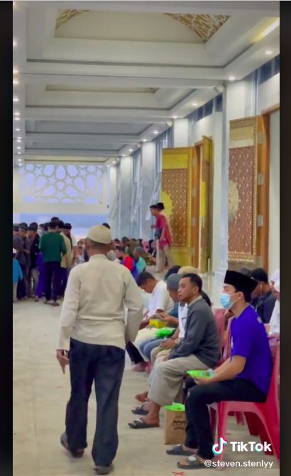 Reaksi non muslim ikut buka puasa bersama di masjid