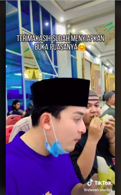 Reaksi non muslim ikut buka puasa bersama di masjid