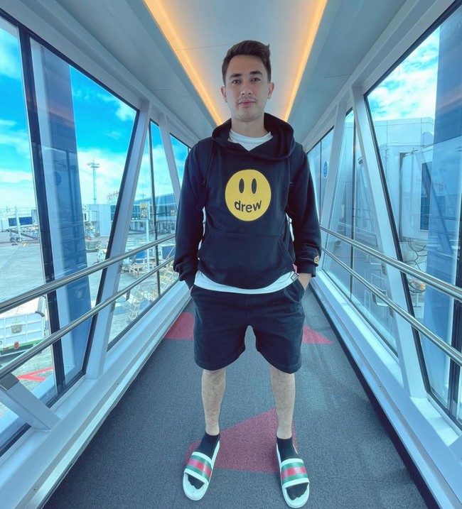 Melalui akun Instagram miliknya, Rico Valentino tampak cukup aktif membagikan foto-foto kehidupannya. Unggahan-unggahan Rico itu pun selalu dipenuhi dengan komentar pujian dari netizen yang menyebutnya terlihat tampan. Foto: Instagram/@ricovalt