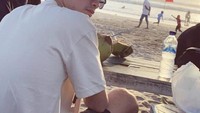 Momen liburan Rico ke Bali ada beberapa. Selain salad, Rico juga menikmati kelapa muda yang segar sambil menikmati suasana pinggir pantai. Foto: Instagram @ricovalt