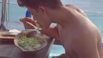 Aksi Rico Valentino Saat Bintangi Iklan Susu hingga Makan Salad