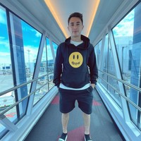 Melalui akun Instagram miliknya, Rico Valentino tampak cukup aktif membagikan foto-foto kehidupannya. Unggahan-unggahan Rico itu pun selalu dipenuhi dengan komentar pujian dari netizen yang menyebutnya terlihat tampan. Foto: Instagram/@ricovalt