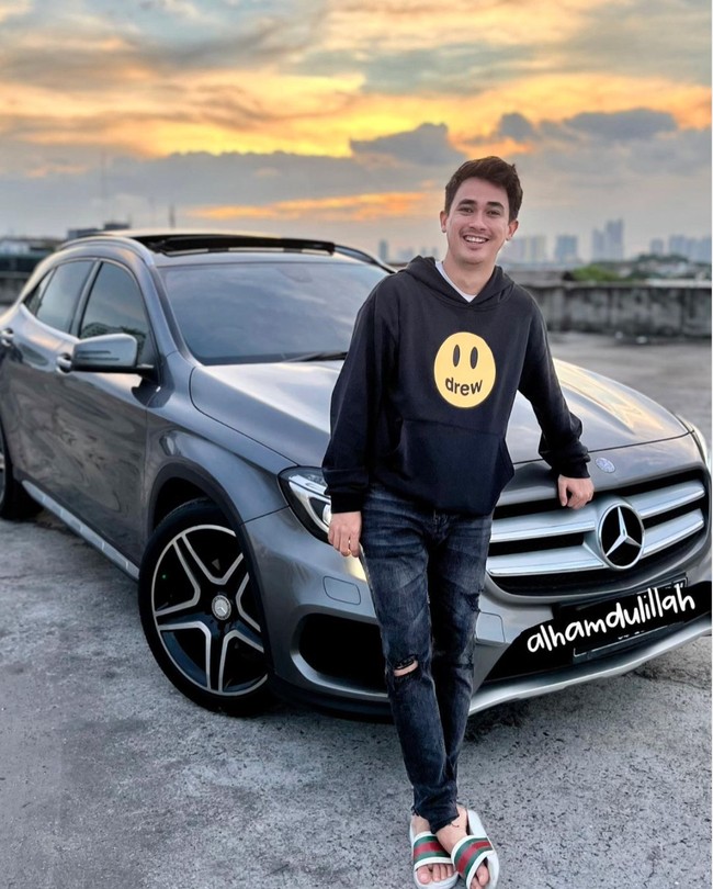 Dari hasil kerjanya, Rico mengaku sudah mampu membeli mobil impiannya. Hal itu terlihat dari keterangan unggahannya di Instagram. Hanya itu yang bisa terucap. Tahun ini, adalah perjalanan hidup yang luar biasa. Termasuk impian untuk dapat membeli mobil yang akhirnya dapat terwujud. Lebih bahagia lagi, kesabaran untuk menabung, menabung dan menabung guna membeli mobil secara cash untuk menghindari riba dapat terlaksana. Terima kasih ya Allah tahun ini hamba dikelilingi orang-orang baik yang luar biasa, tulis Rico. Foto: Instagram/@ricovalt