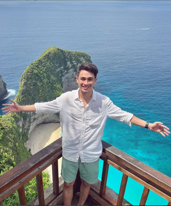 Rico Valentino memulai kariernya dengan menjadi model iklan. Rico terjun ke dunia hiburan usai sang ibu mendaftarkannya ke ajang pencarian bakat di salah satu rumah produksi. Kariernya di dunia hiburan itu sudah dimulai sejak dirinya masih berusia 22 tahun. Foto: Instagram/@ricovalt