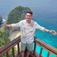 Rico Valentino memulai kariernya dengan menjadi model iklan. Rico terjun ke dunia hiburan usai sang ibu mendaftarkannya ke ajang pencarian bakat di salah satu rumah produksi. Kariernya di dunia hiburan itu sudah dimulai sejak dirinya masih berusia 22 tahun. Foto: Instagram/@ricovalt