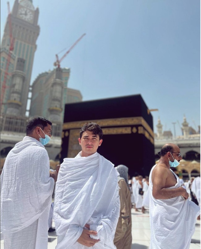 Baru-baru ini Rico pun terlihat pergi ke tanah suci bersama beberapa kerabatnya, salah satunya Putra Siregar. Melalui unggahan-unggahan di media sosial, Rico Valentino dan Putra Siregar memang terlihat cukup dekat. Foto: Instagram/@ricovalt