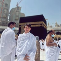 Baru-baru ini Rico pun terlihat pergi ke tanah suci bersama beberapa kerabatnya, salah satunya Putra Siregar. Melalui unggahan-unggahan di media sosial, Rico Valentino dan Putra Siregar memang terlihat cukup dekat. Foto: Instagram/@ricovalt