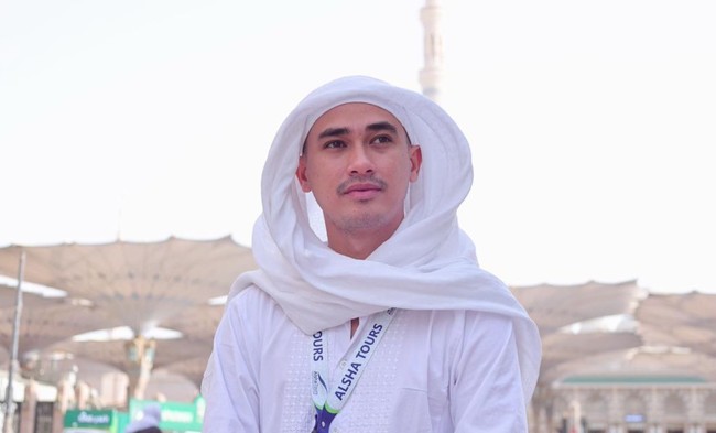 Begini penampilan Rico Valentino saat berkunjung ke Makkah. Rico terlihat tampil simpel mengenakan busana serba putih. Foto: Instagram/@ricovalt