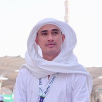 Begini penampilan Rico Valentino saat berkunjung ke Makkah. Rico terlihat tampil simpel mengenakan busana serba putih. Foto: Instagram/@ricovalt