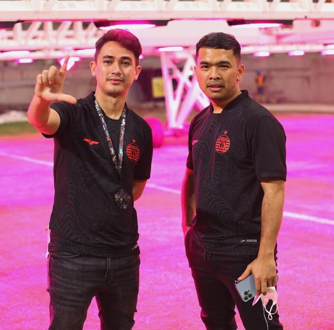 Nama Rico Valentino tengah jadi perbincangan usai dirinya dikabarkan ditangkap bersama pengusaha pemilik gerai ponsel, Putra Siregar. Keduanya ditangkap pihak kepolisian atas dugaan penganiayaan yang terjadi di salah satu kafe di kawasan Senopati, Jakarta Selatan. Foto: Instagram/@ricovalt