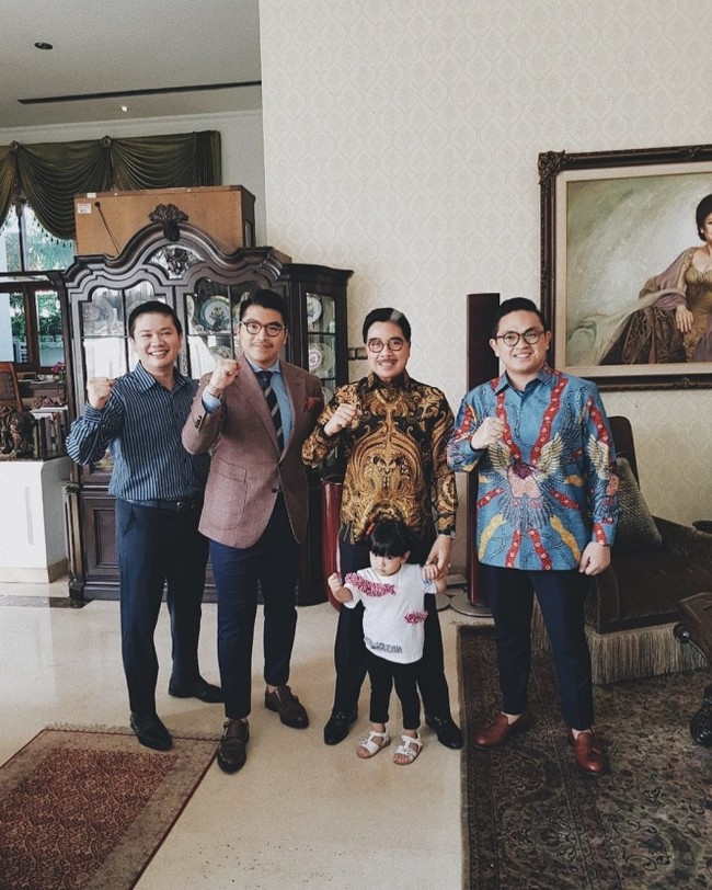 Interior kayu bergaya klasik dengan berbagai karpet vintage. (Foto: YouTube)