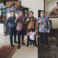 Interior kayu bergaya klasik dengan berbagai karpet vintage. (Foto: YouTube)