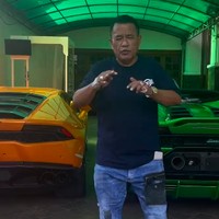 Rumah Hotman Paris berada di sebuah kawasan elite di Kelapa Gading, Jakarta Utara. Atmosfer kemegahan sudah terasa di garasi rumah yang luas dan cukup untuk memuat beberapa koleksi supercar-nya.  (Foto: Instagram/@hotmanparisofficial)