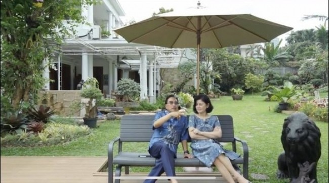 Inilah rumah Hotma Sitompul yang sempat menjadi saksi kebersamaannya dengan Desiree Tarigan sebelum berpisah. Tak hanya mewah, rumah ini memiliki halaman yang sangat luas. (Foto: YouTube)
