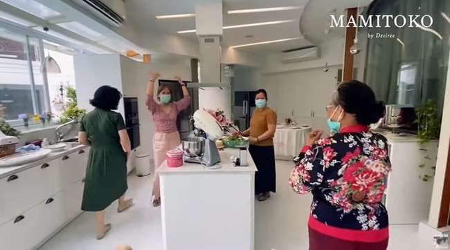 Dapur menjadi salah satu tempat favorit Desiree. Di sinilah, perempuan yang hobi masak itu bereksperimen untuk usaha kulinernya. Foto: YouTube