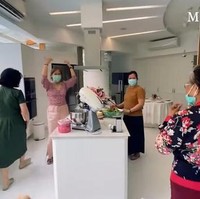 Dapur menjadi salah satu tempat favorit Desiree. Di sinilah, perempuan yang hobi masak itu bereksperimen untuk usaha kulinernya. Foto: YouTube