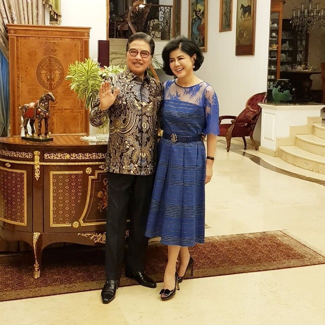 Seperti galeri seni, terlihat pula banyak lukisan yang menghiasi hampir setip sudut. (Foto: Instagram)