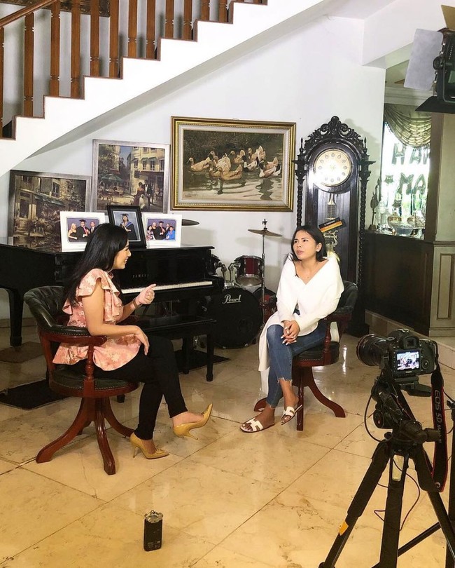 Di bawah tangga, terdapat piano dan sejumlah interior bergaya klasik. Foto-foto keluarga juga tampak menghiasi. (Foto: Instagram)